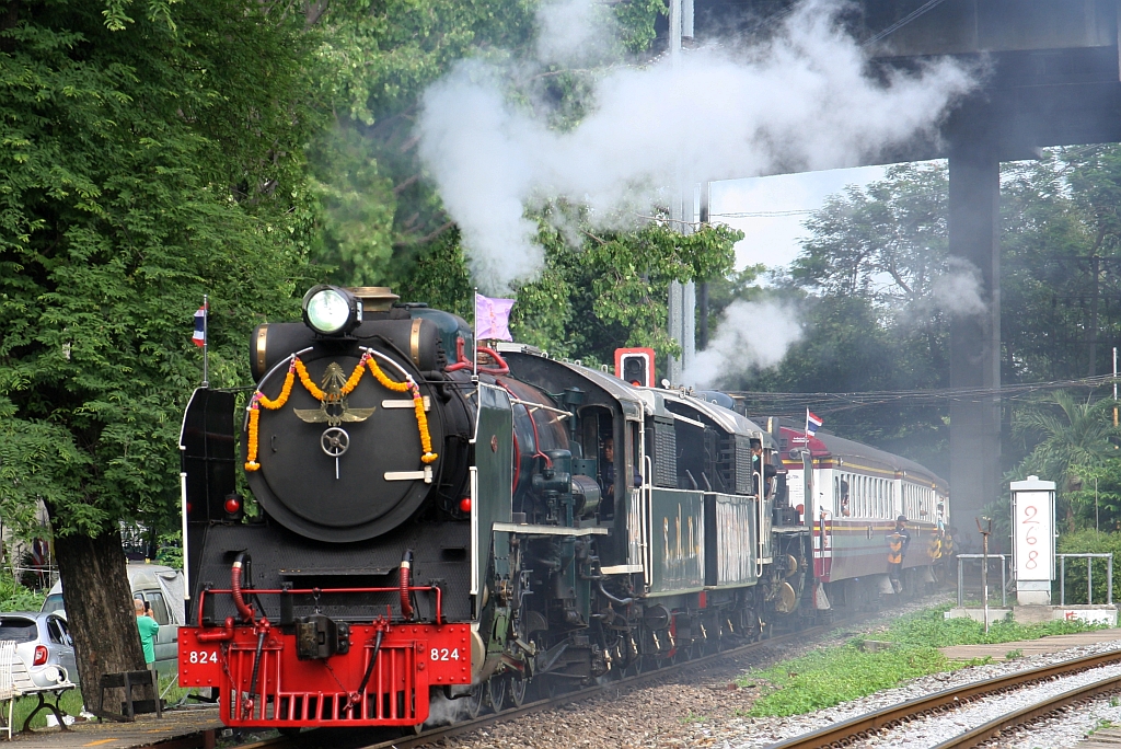 824 (2'C1'h2, Nippon Sharyo (Japan), Bauj. 1949, Fab.Nr. 1525) und 850 (2'C1'h2, Nippon Sharyo (Japan), Bauj. 1950, Fab.Nr. 1547) fahren am 03.Juni 2025 mit dem Excursion 903 (Hua Lamphong - Chachoengssao) durch die Urupong Station.