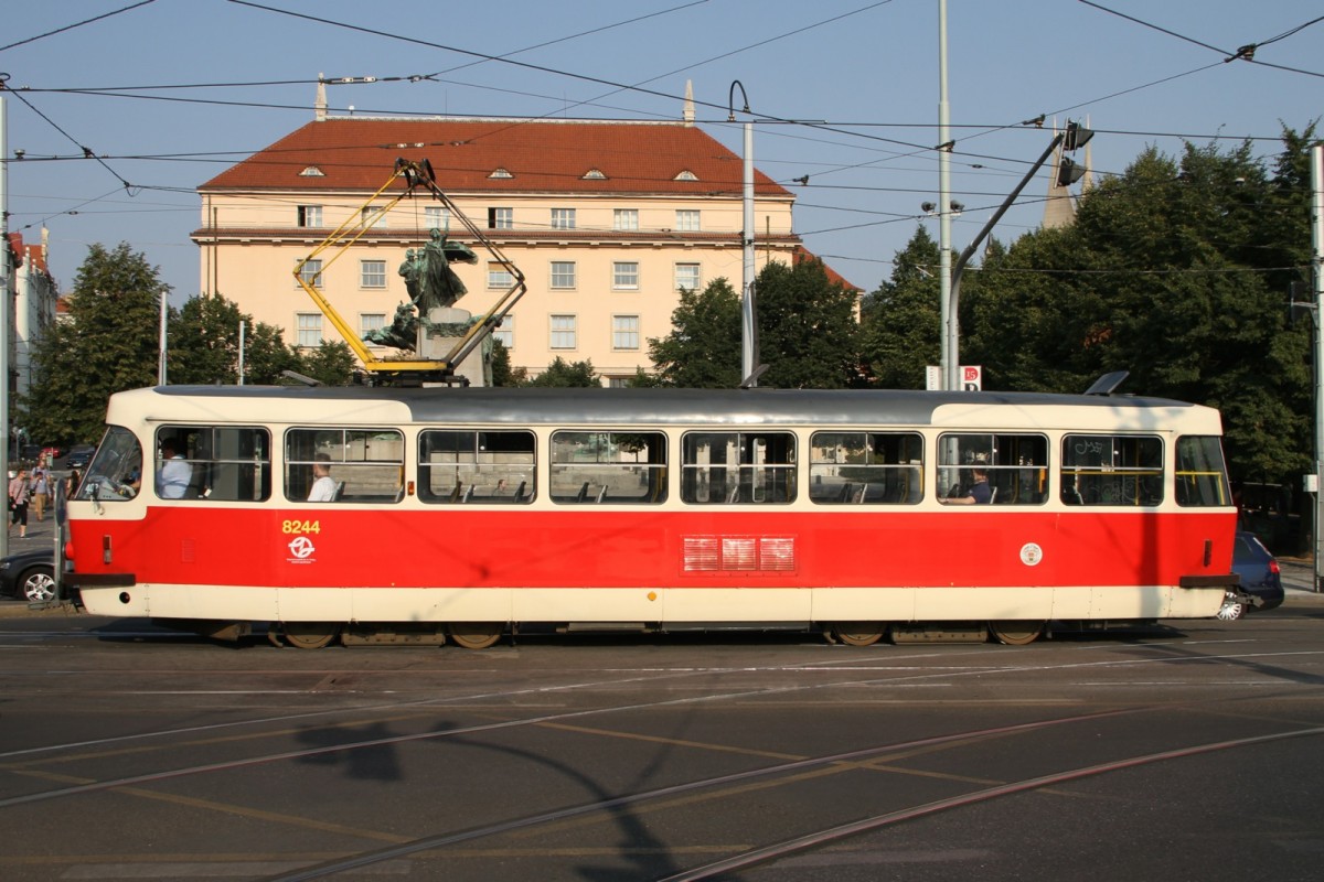 8244 Tatra 3 auf der Linie 6. Hier sind die Wägen solo unterwegs. Gefällt mir auch ganz gut. Schwierig an dieser Stelle dass keine Autos oder Fahrradfahrer das Bild versauen. Fotografiert bei meinem Fotomarathon am 13.08.2015.