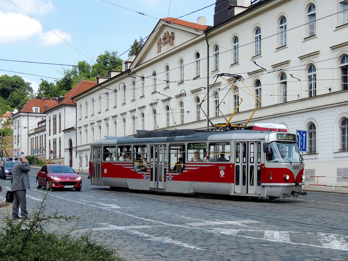 8257 fährt als Linie 5 durch die Innenstadt von PRAG; 140612