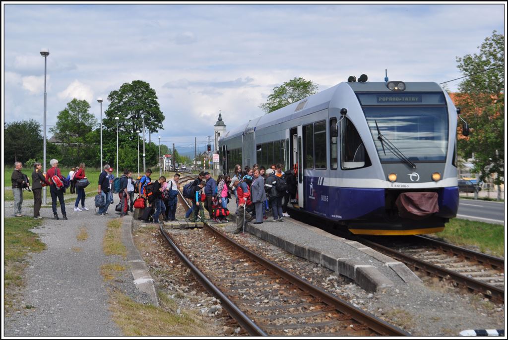 840 006-5 aus Kežmarok nach Poprad-Tatry ist eingetroffen. Die Bahn wird rege benützt. (04.06.2014)