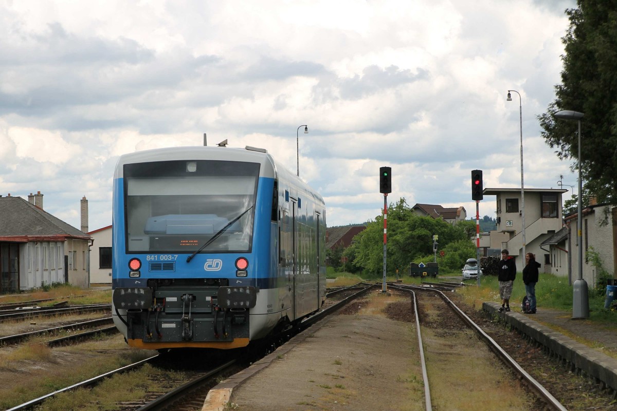 841 003-7 mit Os 4880 Třebíč-Jihlava auf Bahnhof Okříšky am 21-5-2013.