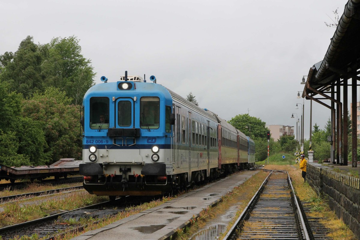 842 006-9 und 842 020-0 mit Os 8113 Česk Budějovice-Nov dol auf Bahnhof Česk Krumlov am 2-6-2013.