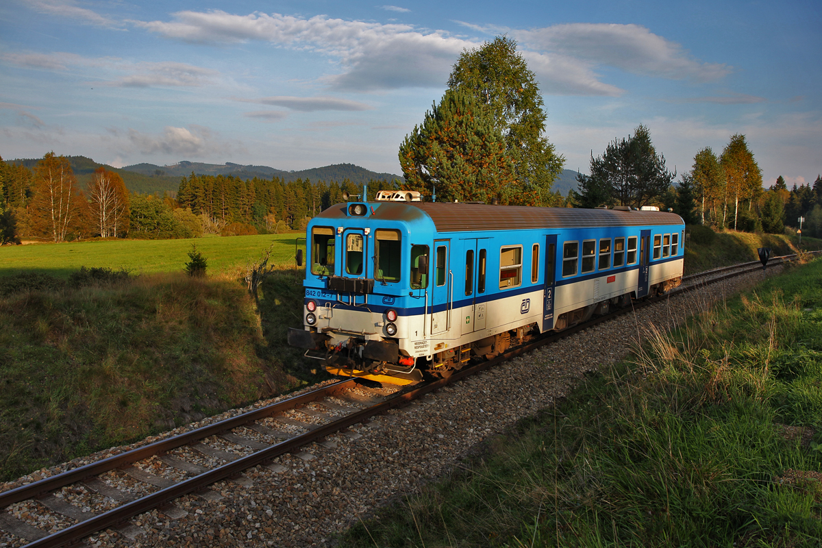 842 012-7 am Abend des 15.9.2014 bei Pěkná mit dem Os 8121 von Nové Údolí nach České Budějovice