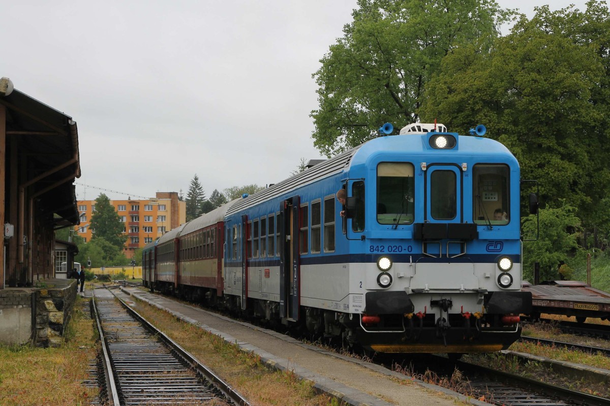 842 020-0 und 842 006-9  mit Os 8106 Volary-Česk Budějovice auf Bahnhof Česk Krumlov am 3-6-2013.