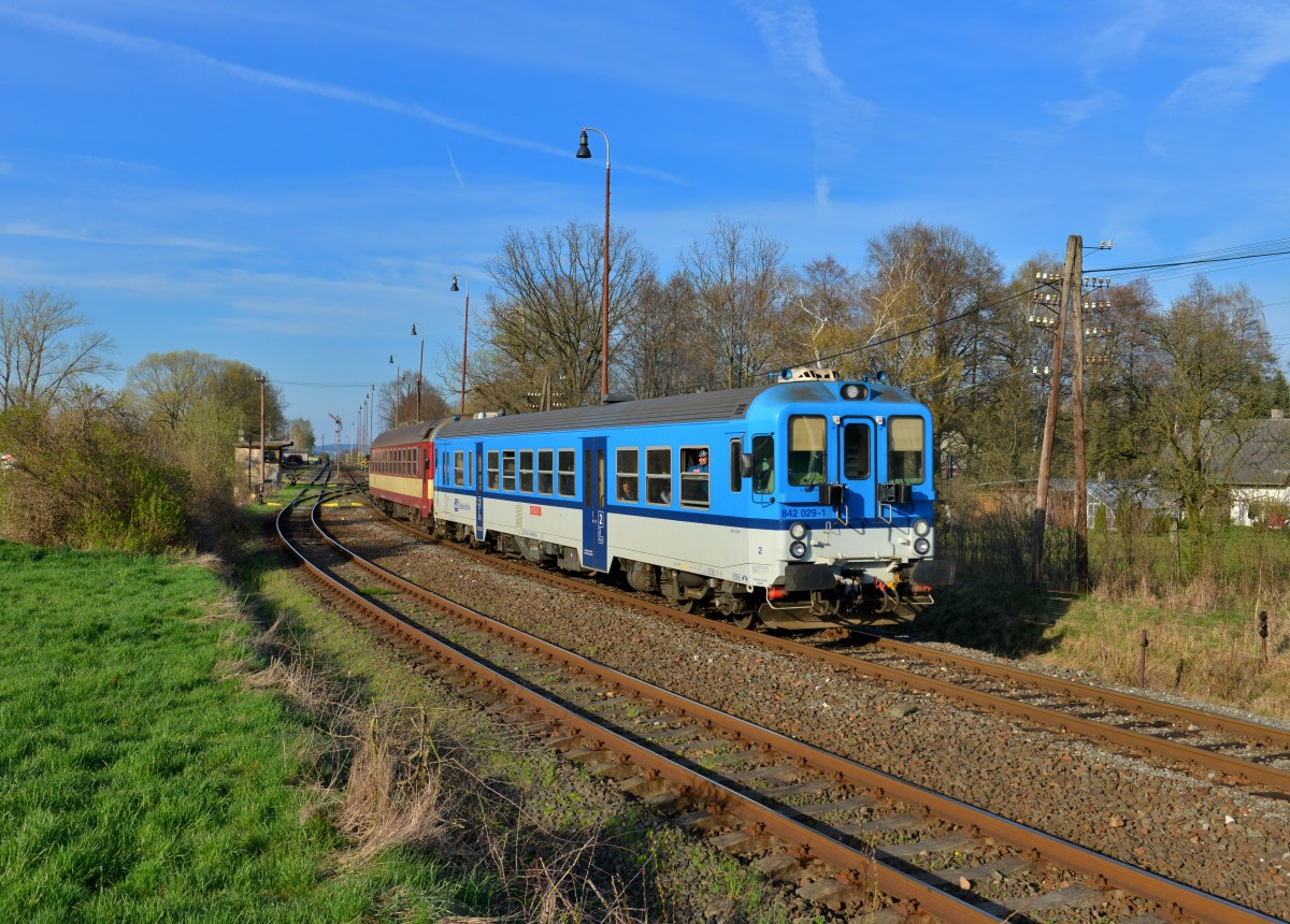 842 029 als Os 7550 am 19.04.2015 in Janovice nad Uhlavou. 