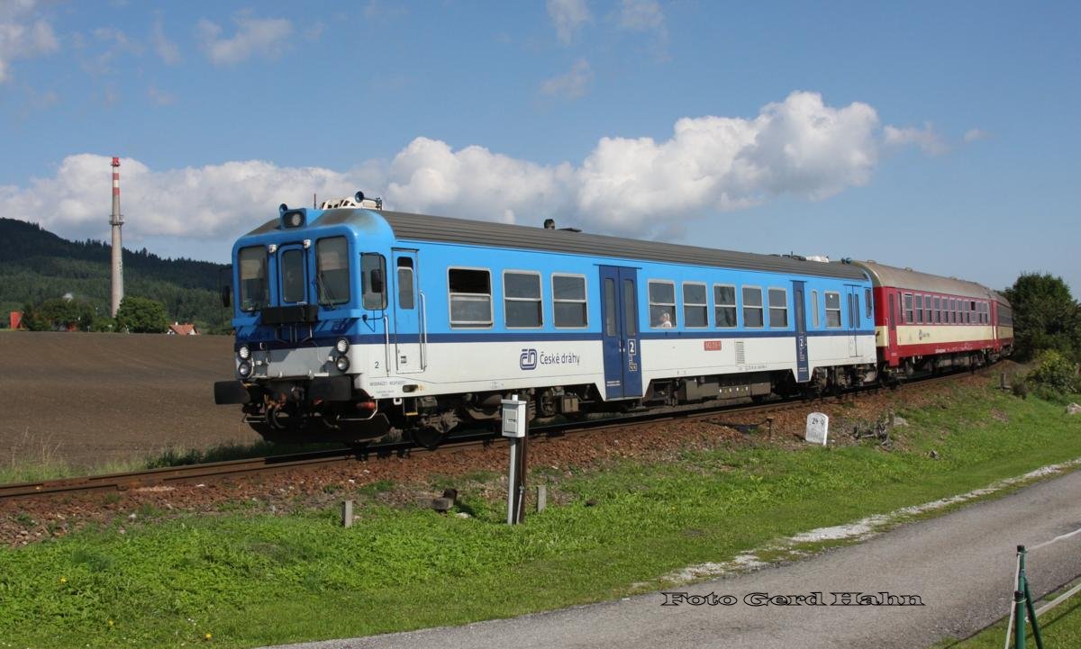 842006 fährt am 28.8.2014 um 10.50 Uhr aus Budweis kommend am Haltepunkt Domoradice, kurz vor Cesky Krumlov, ein.