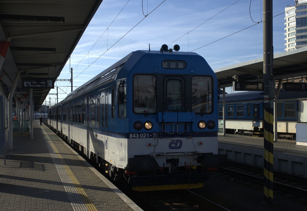 843 021-7 als Schnellzug Olmütz (Olomouc)- Krnov, mit 2 Beiwagen.
01.10.2021 09:01 Uhr.