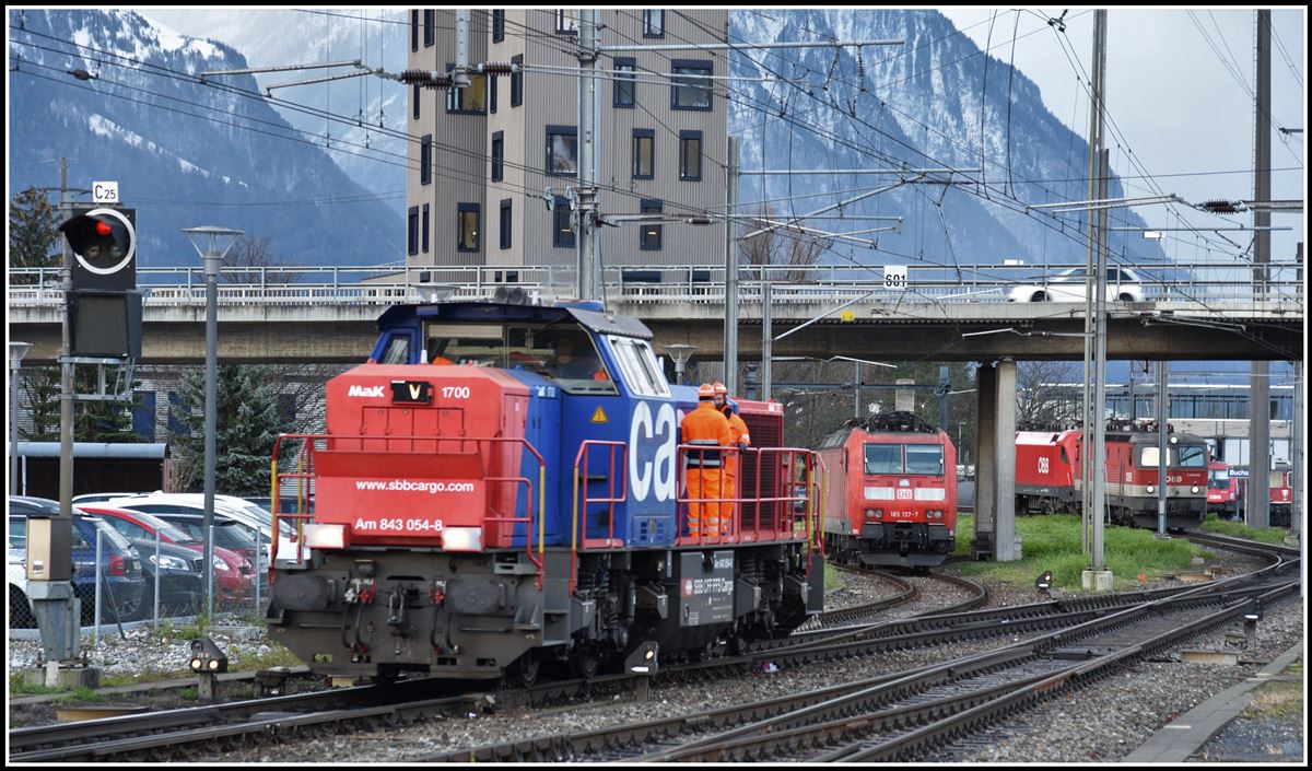 843 054-8 und DB 185 137-7 in Buchs SG. (10.12.2018)