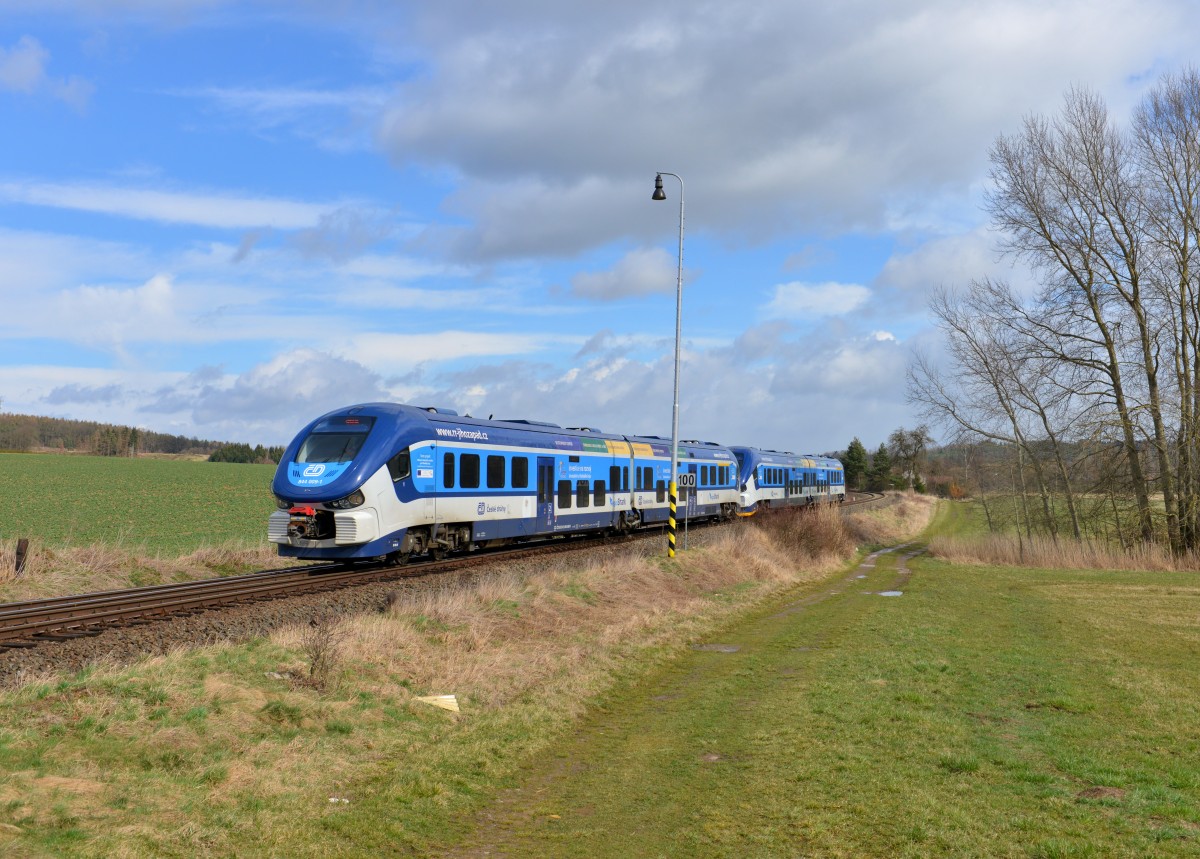 844 009 + 844 011 als Os 7410 am 01.04.2015 bei Blizejov. 