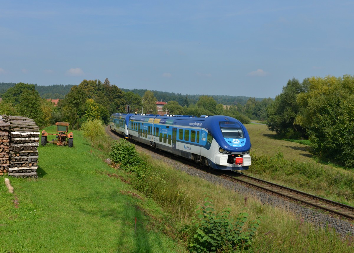 844 011 und ein weiterer 844 als Os nach Domazlice am 05.09.2014 bei Blizejov. 