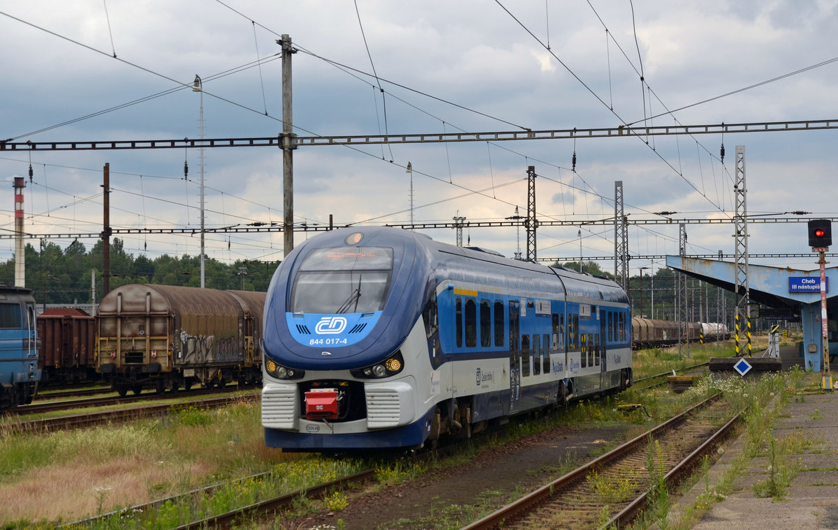 844 017 verlässt am 19.06.18 den Bahnhof Cheb nach Karlovy Vary.