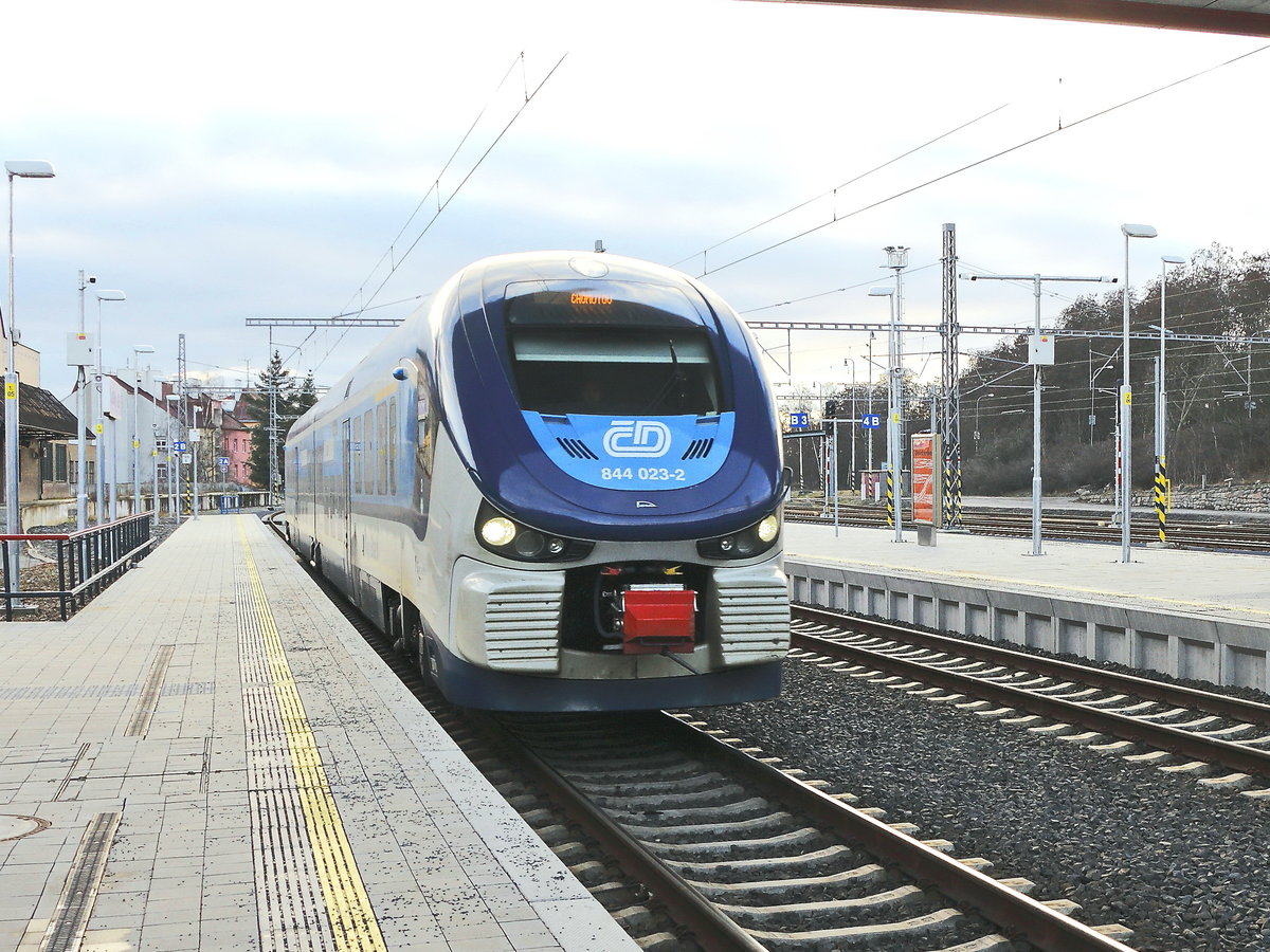 844 023-2 bei der Einfahrt in den Bahnhof Karlsbad am 22. Februar 2019.