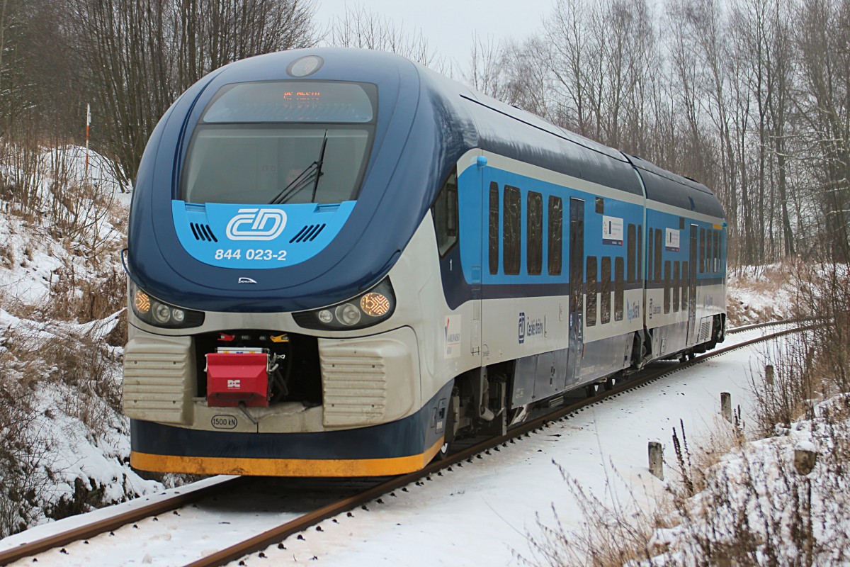 844 023-2 fährt am 01.02.2014 mit dem Os 17210 nach As mesto, hier beim passieren des Bü in Hazlov.  