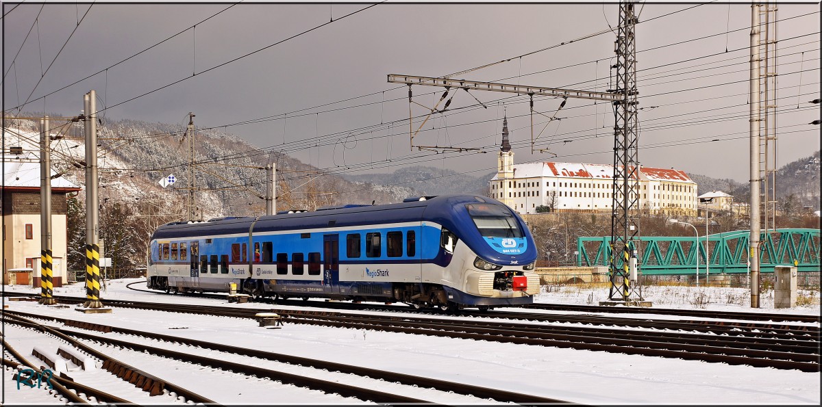 844 027 aus Liberec kommen fährt in den Bahnhof von Decin ein. Aufgenommen am 18.01.2016