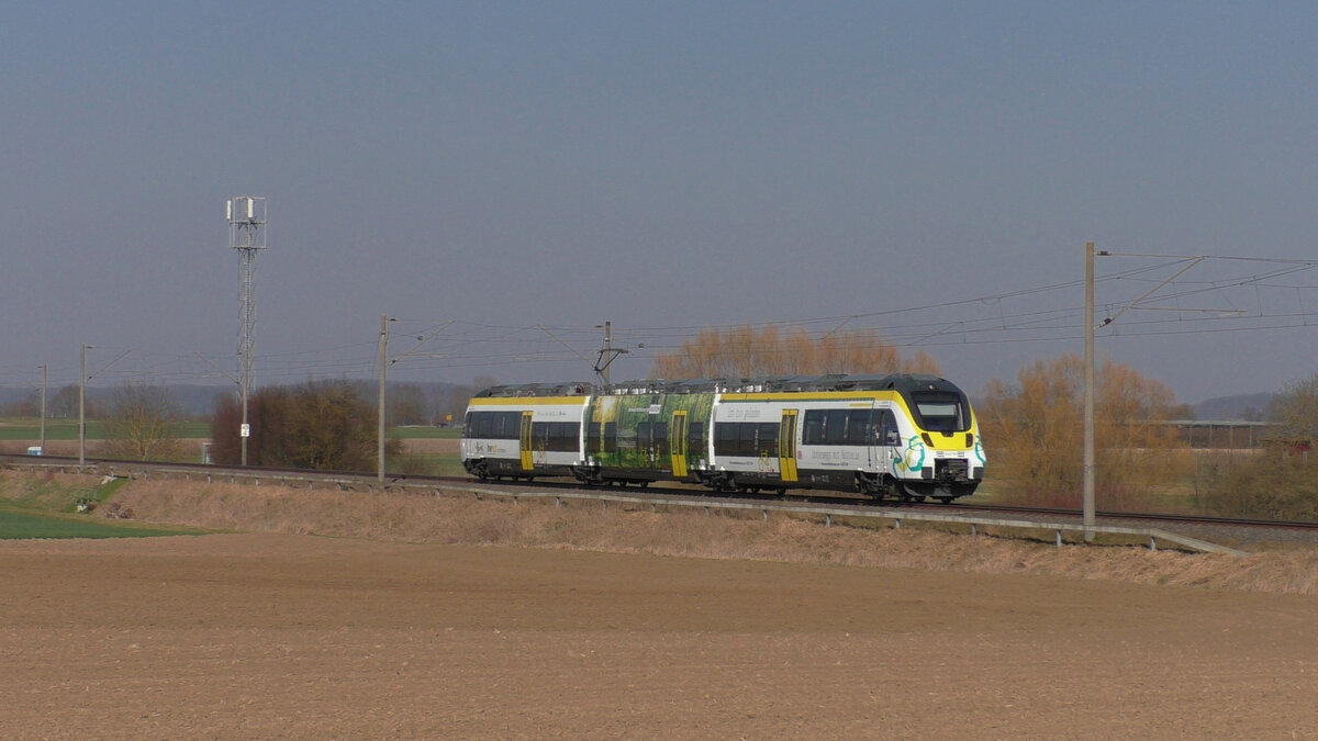 8442 100 ist am 22.03.2022 im Probebetrieb auf der RB14A nach Eutingen im Gäu unterwegs. Hier ist der Zug gerade zwischen Gäufelden und Bondorf (bei Herrenberg) unterwegs.