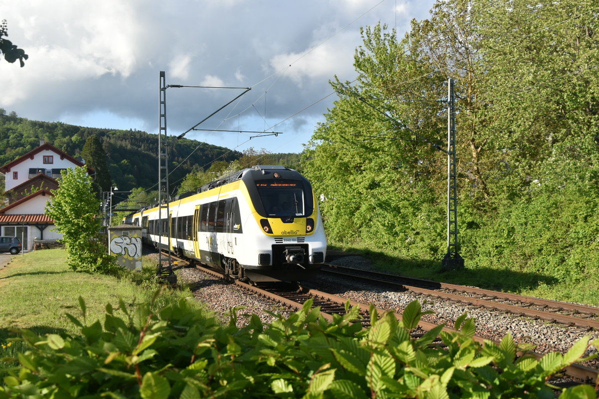 8442 101 und 8442 103 von Abellio BW als RE10a nach Heilbronn durch Neckargerach gen Binau fahrend. Nächster Halt ist Neckarelz, am Samstag den 2.5.2020 gegen 18:25 Uhr aufgenommen.
