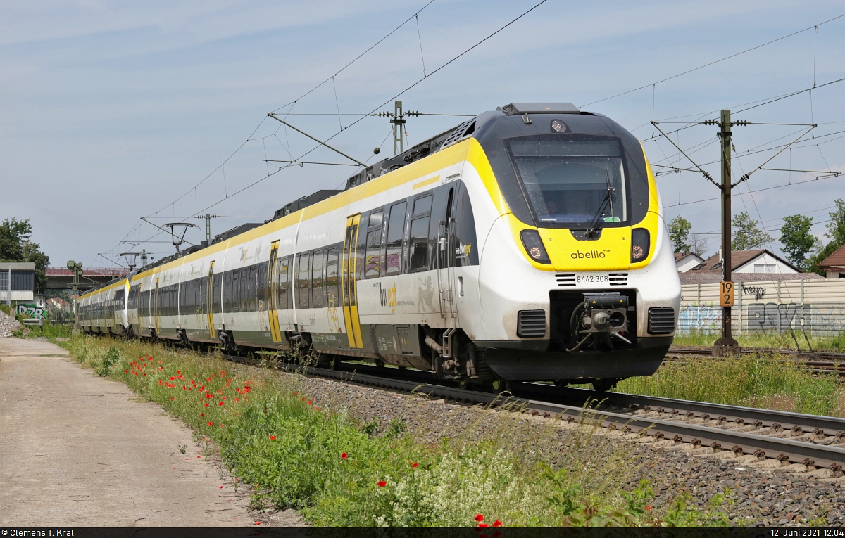 8442 308 und 8442 302 (Bombardier Talent 2) leicht verspätet unterwegs in Tamm.

🧰 Abellio Rail Baden-Württemberg GmbH
🚝 RB 19515 (RB17a) Pforzheim Hbf–Stuttgart Hbf | RE 19615 (RE17b) Heidelberg Hbf–Stuttgart Hbf
🚩 Bahnstrecke Stuttgart–Würzburg (Frankenbahn | KBS 780)
🕓 12.6.2021 | 12:04 Uhr