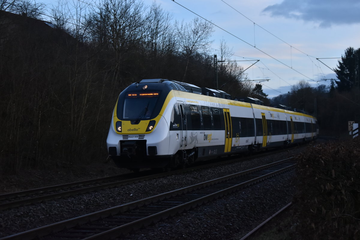 8442 309 von Abellio als RE 10a nach Mannheim in Neckargerach am Abend des 3.3.2020