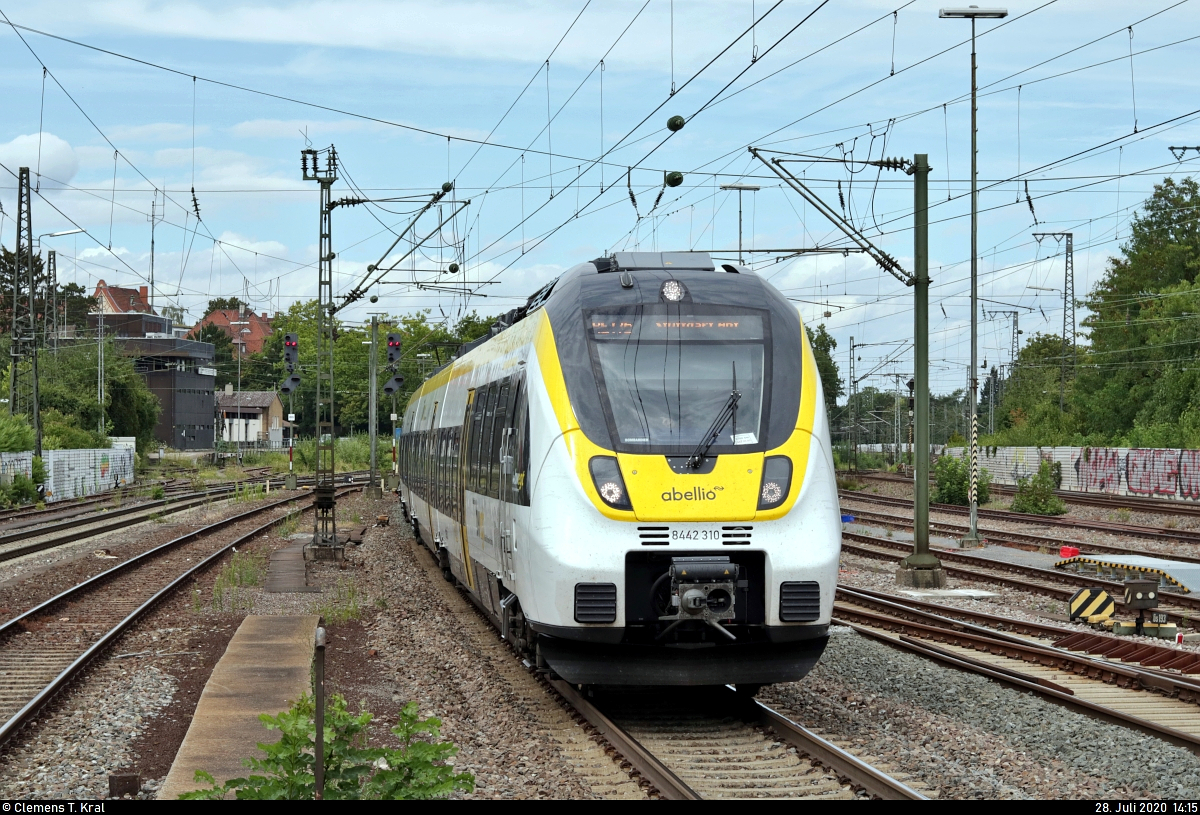 8442 310 und 8442 305 (Bombardier Talent 2) der Abellio Rail Baden-Württemberg GmbH als verspätete RB 19519 (RB17a) von Pforzheim Hbf bzw. verspäteter RE 19619 (RE17b) von Heidelberg Hbf nach Stuttgart Hbf erreichen den Bahnhof Ludwigsburg auf Gleis 4.
Viele Grüße zurück an den Tf!
Aufgenommen am Ende des Bahnsteigs 4/5.
[28.7.2020 | 14:15 Uhr]