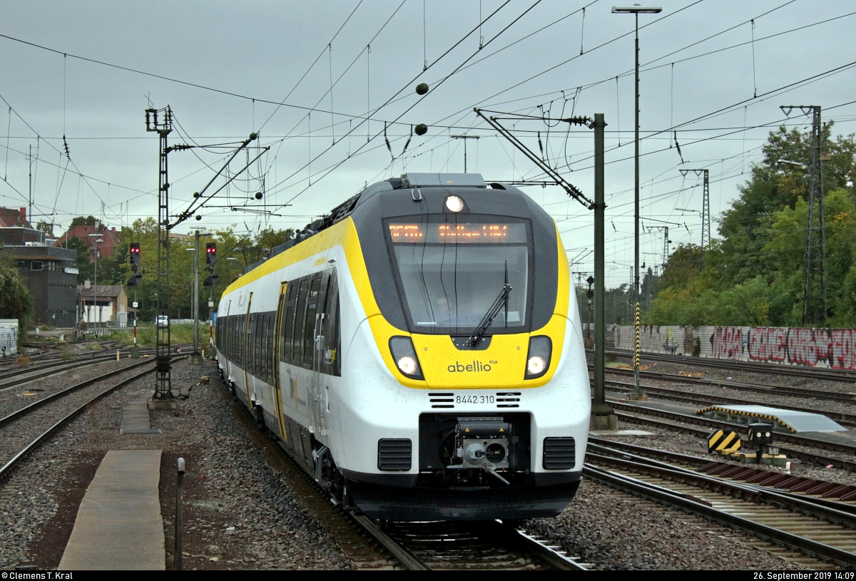 8442 310 und 8442 807 (Bombardier Talent 2) der Abellio Rail Baden-Württemberg GmbH als verspätete RB 19519 (RB17a) von Pforzheim Hbf bzw. verspäteter RE 19619 (RE17b) von Heidelberg Hbf nach Stuttgart Hbf erreichen den Bahnhof Ludwigsburg auf Gleis 4.
Aufgenommen am Ende des Bahnsteigs 4/5.
[26.9.2019 | 14:09 Uhr]