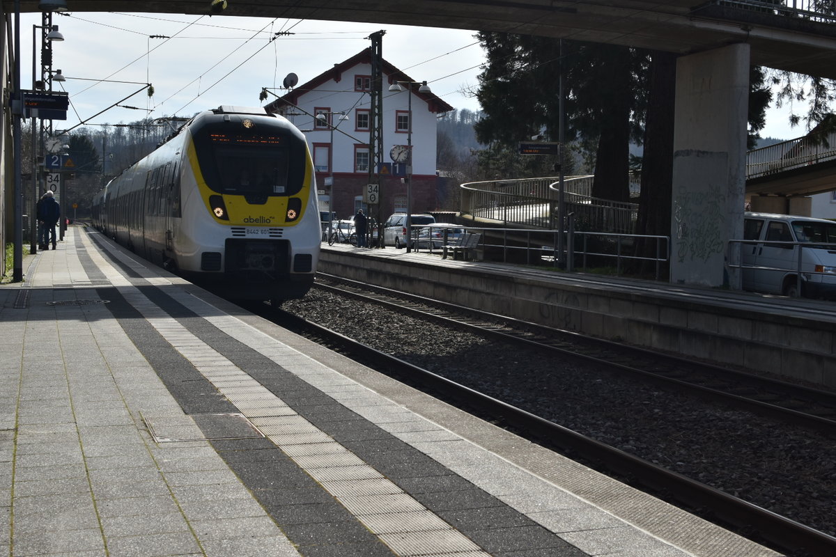 8442 601 aus dem Gegenlicht in Neckargerach als RE10 nach Mannheim Hbf. Sonntag 15.3.2020