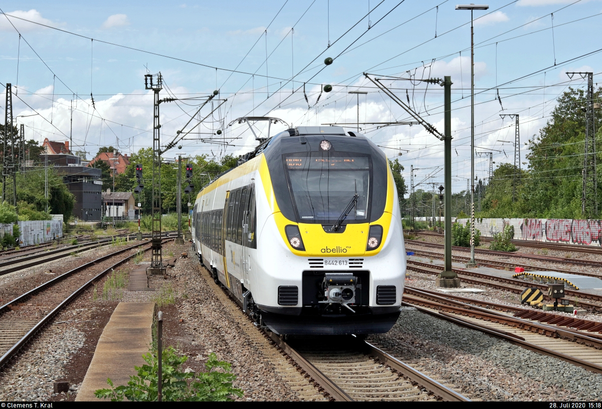 8442 613 und 8442 120 (Bombardier Talent 2) der Abellio Rail Baden-Württemberg GmbH als verspätete RB 19323 (RB18) von Osterburken nach Tübingen Hbf erreichen den Bahnhof Ludwigsburg auf Gleis 4.
Aufgenommen am Ende des Bahnsteigs 4/5.
[28.7.2020 | 15:18 Uhr]
