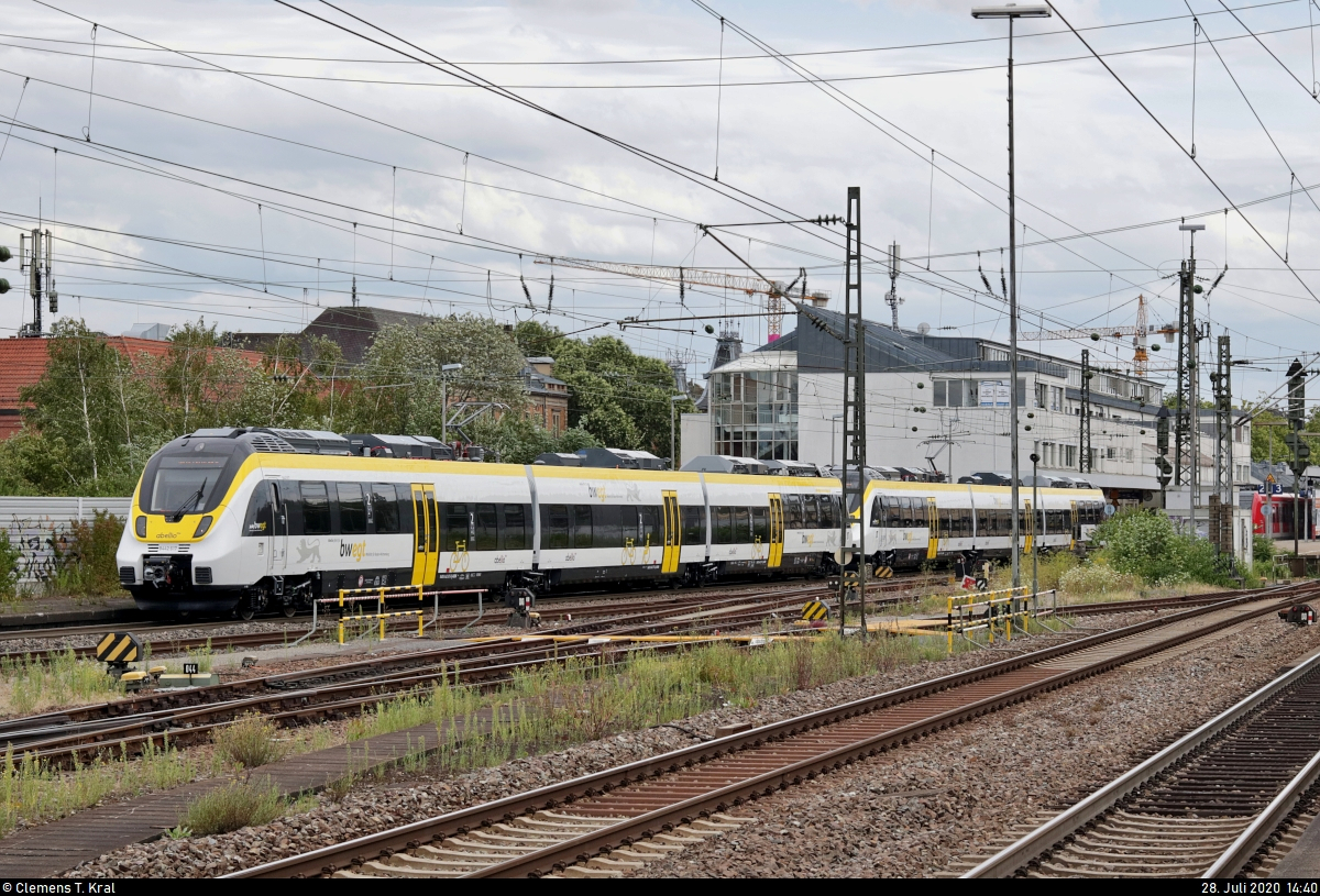 8442 617 und 8442 125 (Bombardier Talent 2) der Abellio Rail Baden-Württemberg GmbH als Leerzug durchfahren den Bahnhof Ludwigsburg auf Gleis 1 Richtung Bietigheim-Bissingen.
Aufgenommen von Bahnsteig 4/5.
[28.7.2020 | 14:40 Uhr]