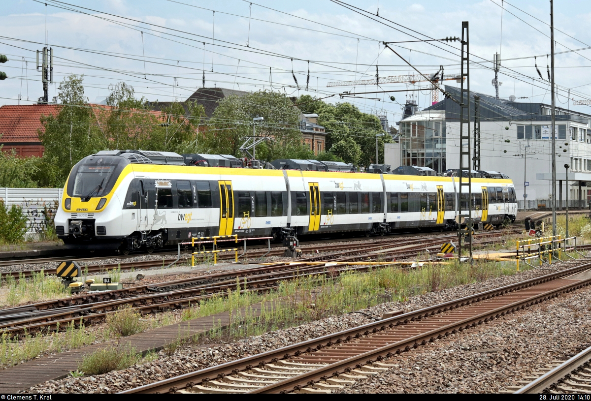 8442 703 (Bombardier Talent 3) der Südwestdeutschen Landesverkehrs-AG (SWEG) als Test- oder Überführungsfahrt durchfährt den Bahnhof Ludwigsburg auf Gleis 1 Richtung Bietigheim-Bissingen.
Aufgenommen vom Bahnsteig 4/5.
[28.7.2020 | 14:10 Uhr]