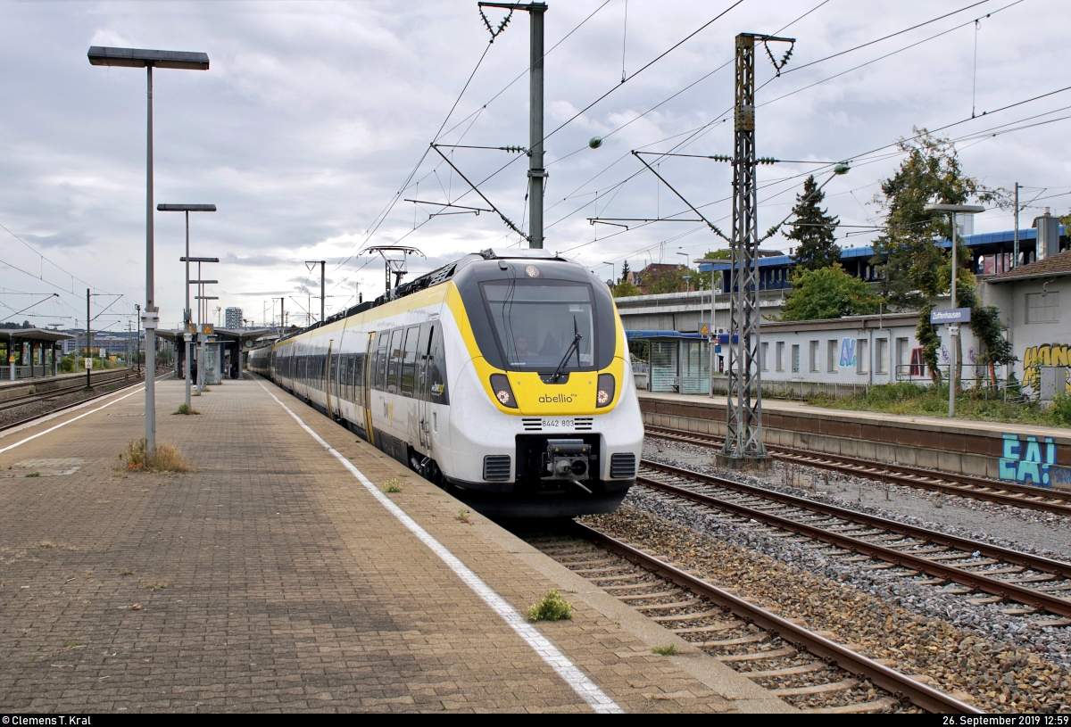 8442 803 und 8442 306 (Bombardier Talent 2) der Abellio Rail Baden-Württemberg GmbH als RB 19514 (RB17a) von Stuttgart Hbf nach Pforzheim Hbf bzw. RE 19614 (RE17b) nach Heidelberg Hbf durchfahren den Bahnhof Stuttgart-Zuffenhausen auf Gleis 4.
[26.9.2019 | 12:59 Uhr]