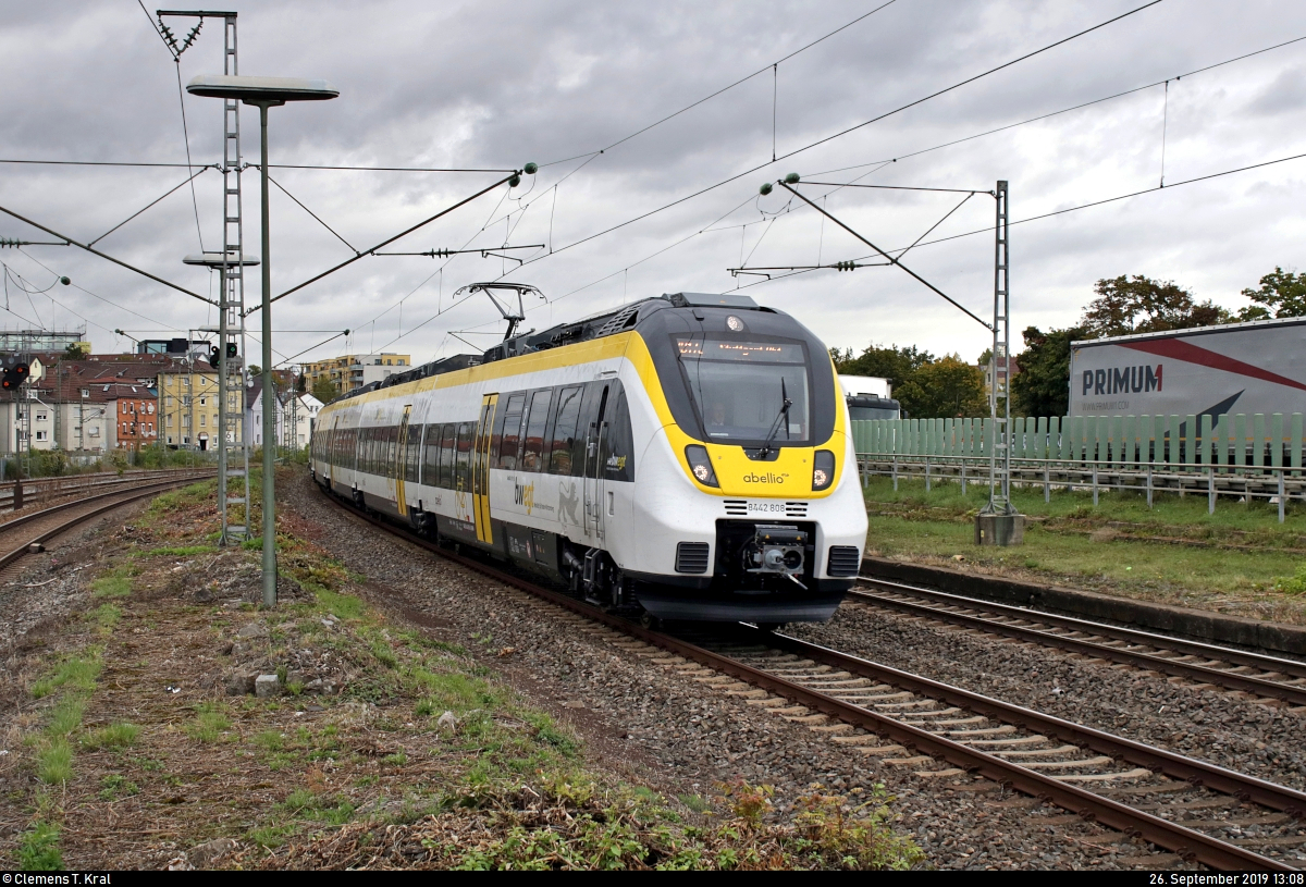 8442 808 und 8442 811 (Bombardier Talent 2) der Abellio Rail Baden-Württemberg GmbH als RB 19517 (RB17a) von Pforzheim Hbf bzw. RB 19617 (RB17c) von Bruchsal nach Stuttgart Hbf durchfahren den Bahnhof Stuttgart-Zuffenhausen auf Gleis 5.
Aufgenommen am Ende des Bahnsteigs 4/5.
[26.9.2019 | 13:08 Uhr]