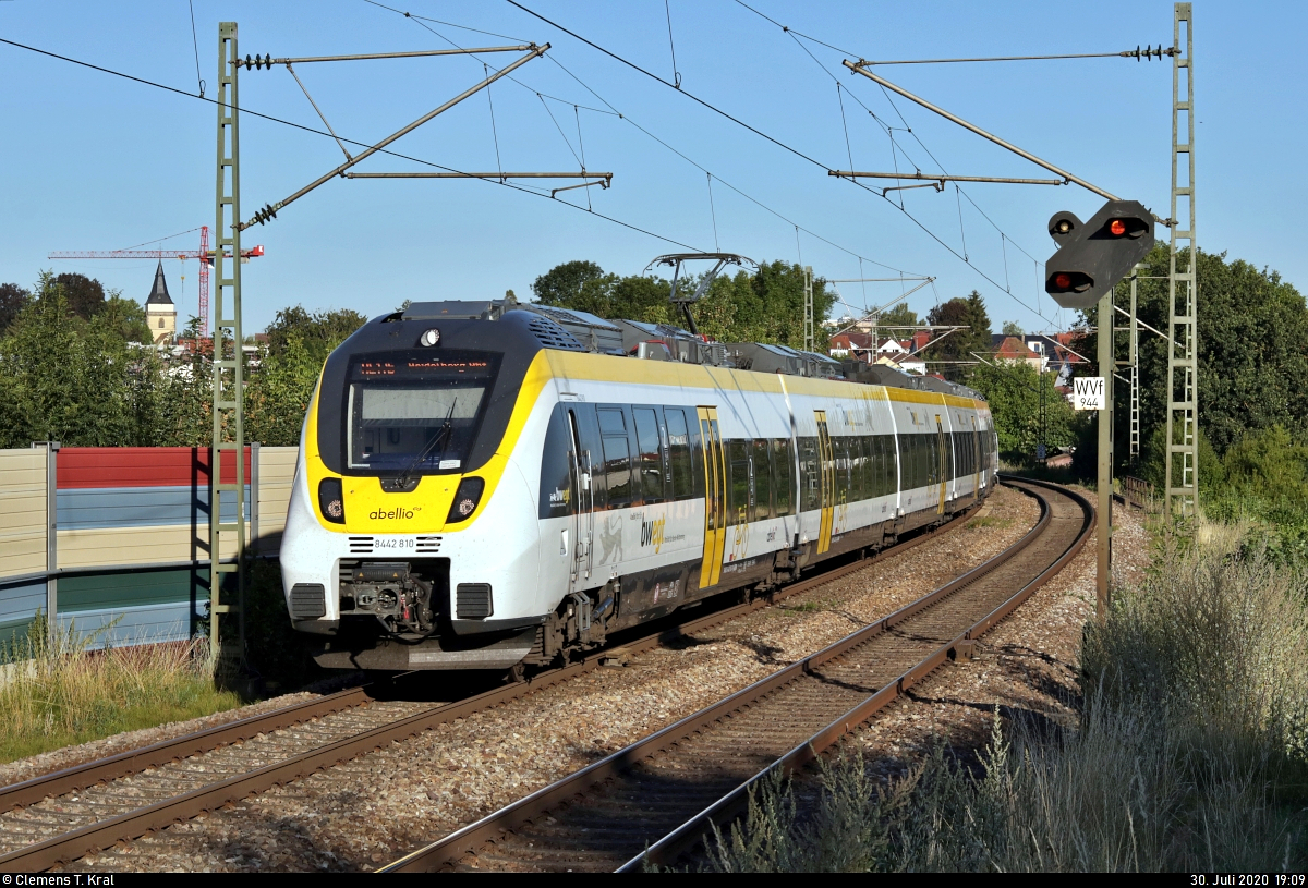 8442 810 und 8442 ??? (Bombardier Talent 2) der Abellio Rail Baden-Württemberg GmbH als RB 19530 (RB17a) von Stuttgart Hbf nach Pforzheim Hbf bzw. RE 19630 (RE17b) nach Heidelberg Hbf fahren in Sachsenheim, Rodenweg, auf der Bahnstrecke Bietigheim-Bissingen–Bruchsal (Westbahn (Württemberg) | KBS 770).
[30.7.2020 | 19:09 Uhr]