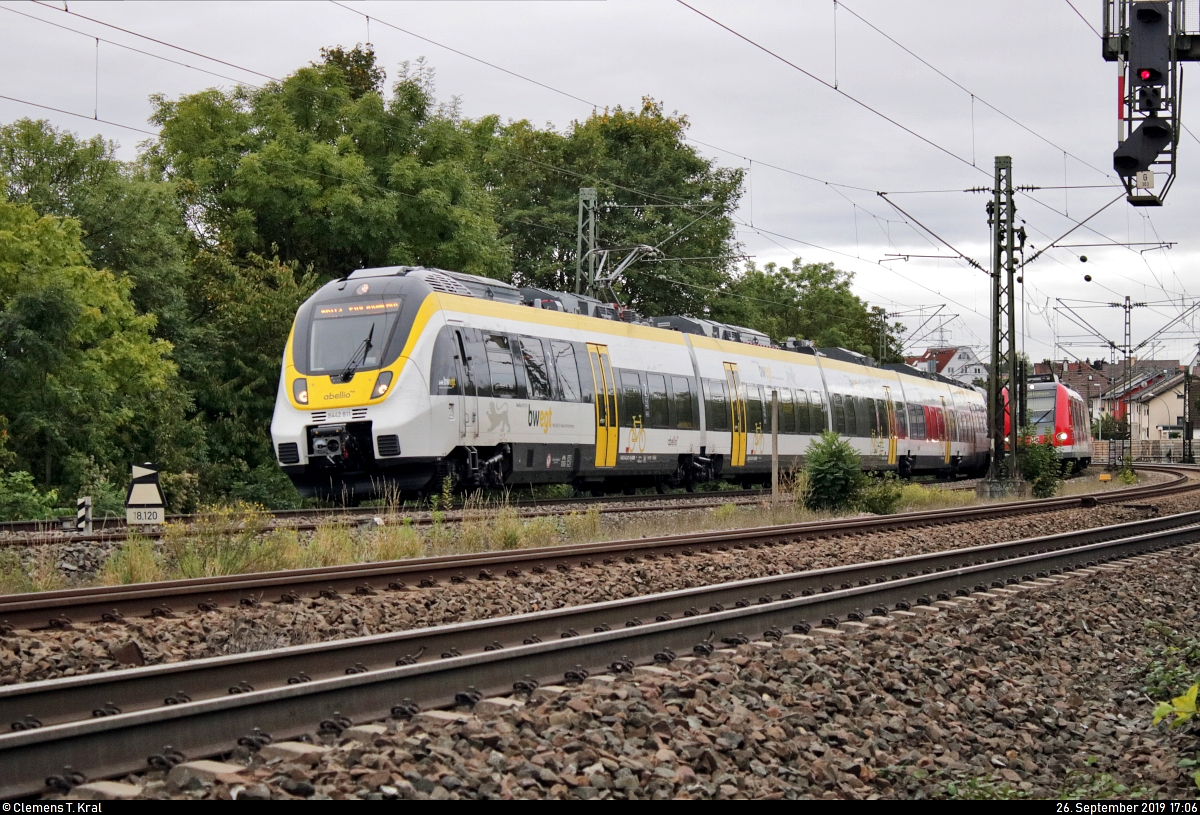 8442 811 und 8442 306 (Bombardier Talent 2) der Abellio Rail Baden-Württemberg GmbH als RB 19524 (RB17a) von Stuttgart Hbf nach Pforzheim Hbf bzw. RE 19624 (RE17b) nach Heidelberg Hbf fahren in Asperg auf der Bahnstrecke Stuttgart–Würzburg (Frankenbahn | KBS 780).
[26.9.2019 | 17:06 Uhr]