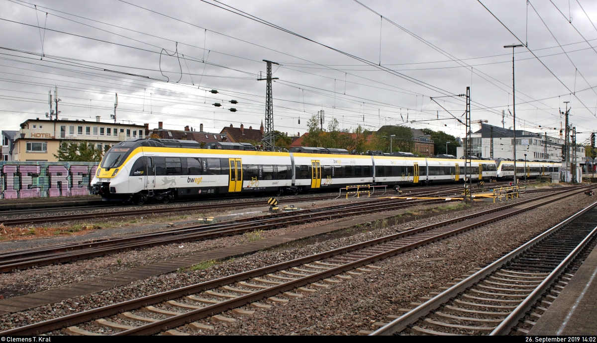 8442 811 und 8442 808 (Bombardier Talent 2) der Abellio Rail Baden-Württemberg GmbH als RB 19516 (RB17a) von Stuttgart Hbf nach Pforzheim Hbf bzw. RB 19616 (RB17c) nach Bruchsal verlassen den Bahnhof Ludwigsburg auf Gleis 1.
Aufgenommen vom Bahnsteig 4/5.
[26.9.2019 | 14:02 Uhr]