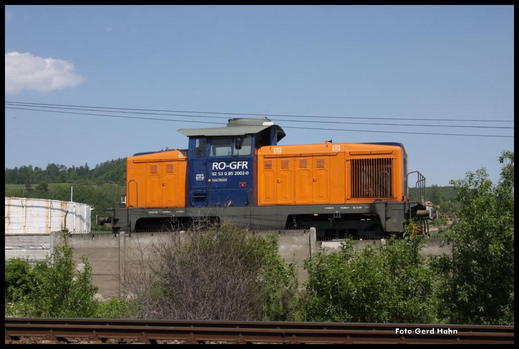 85-2002-0 der RO-GFR wird in Zarnesti bei einem Tanklager im Verschub eingesetzt. 