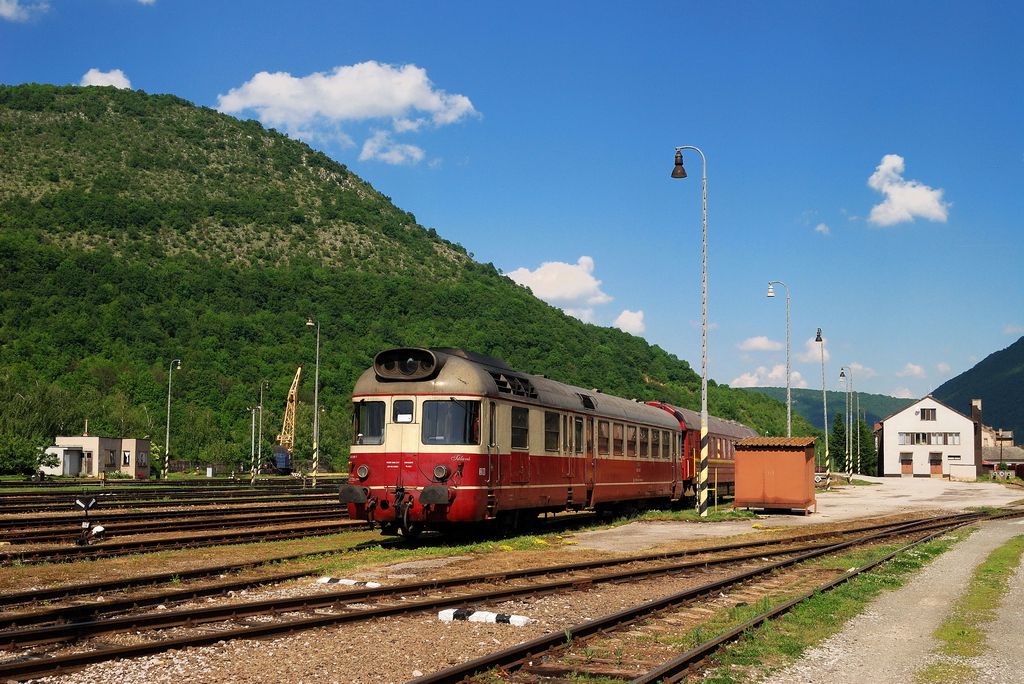 850 018 mit Meßzug in Plesivec (22.05.2014)