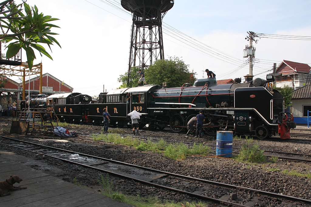 850 (2'C1'h2, Nippon Sharyo (Japan), Bauj. 1950, Fab.Nr. 1547) und 824 (2'C1'h2, Nippon Sharyo (Japan), Bauj. 1949, Fab.Nr. 1525) am 25.März 2017 im Depot Thon Buri.