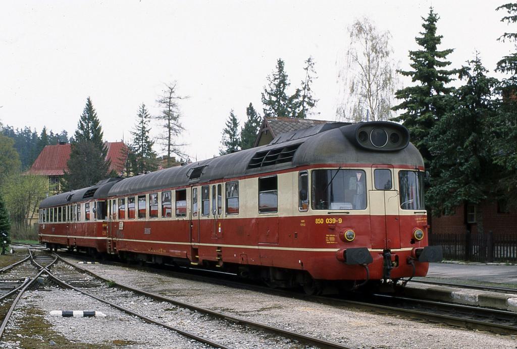 850039 steht gekuppelt mit 850042 am 3.5.2003 um 18.00 Uhr abfahrbereit 
im Bahnhof Tatranska Lomnica. Der Zug fuhr an diesem Abend voll ausgelastet 
nach Poprad Tatry.