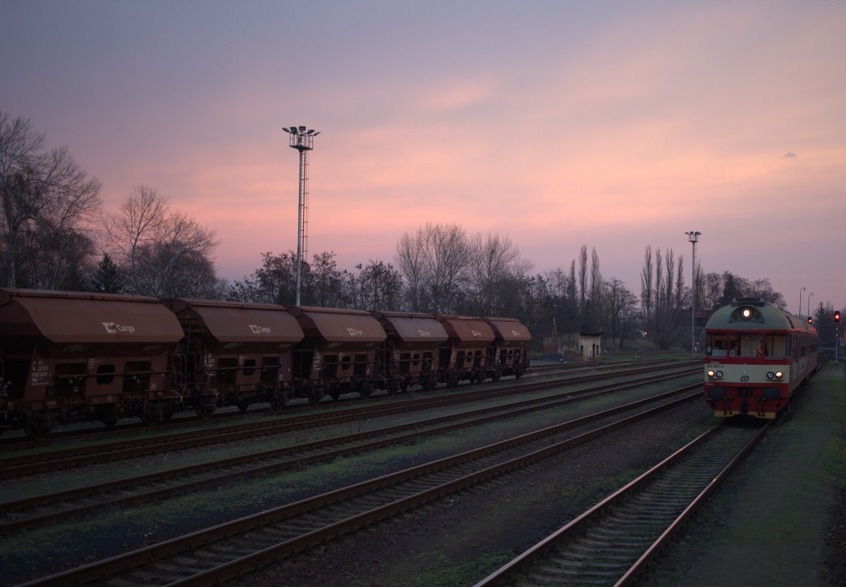 854 001 - 5 läuft in Neratovice auf Gleis 2 Richtung Prag ein. 05.12.2015  16:00 Uhr.