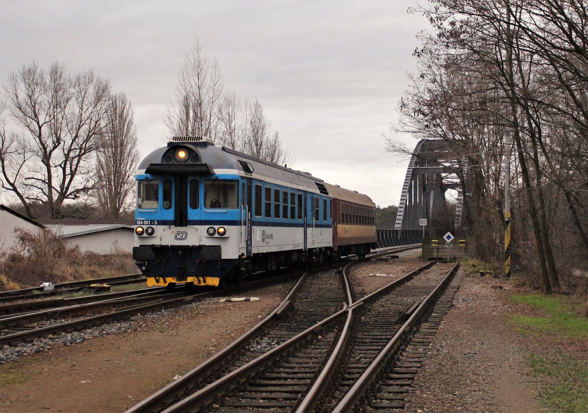 854 001-5 zu sehen am 27.12.19 in Neratovice. 