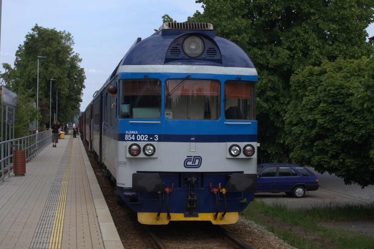 854 002-1 schiebt hier den Schnellzug  R 1144  von Prag nach Tanvald nach, aufgenommen in Bakov nad Jicerou Mesto um 14:58 Uhr, also hat der Zug 7 Minuten 
Verspätung. Geführt wurde er von einer Taucherbrille, da wohl keine Vielfachsteuerung
vorhanden ist, verständigte sich das Lokpersonal per Handzeichen.