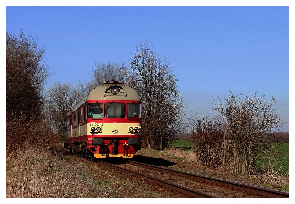 854 002-3 kam mit den R 1145 bei Hovorčovice 20.03.2014