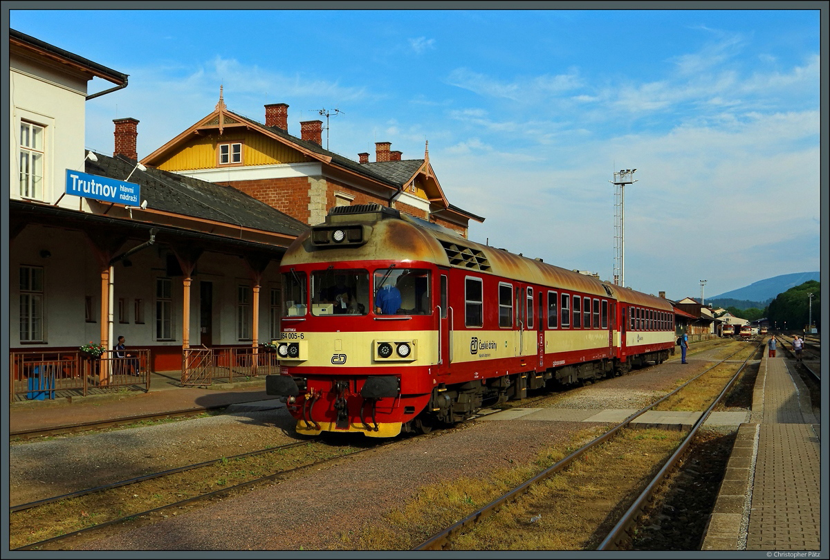 854 005-6 wartet am 04.06.2017 in Trutnov hl.n. auf die Abfahrt als Sp 1787 nach Hradec Králové.