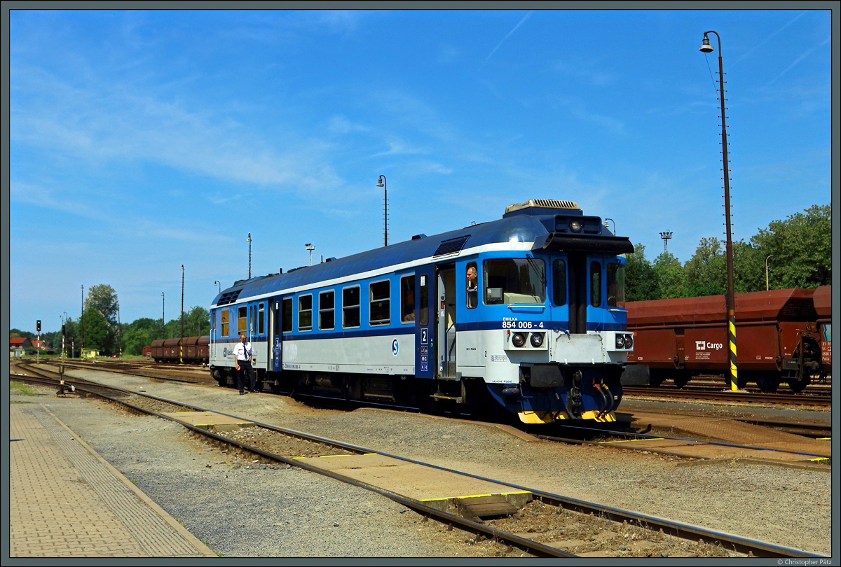 854 006-4  Emilka  wartet im Bahnhof Neratovice auf die Weiterfahrt Richtung Mělník. (03.06.2017)