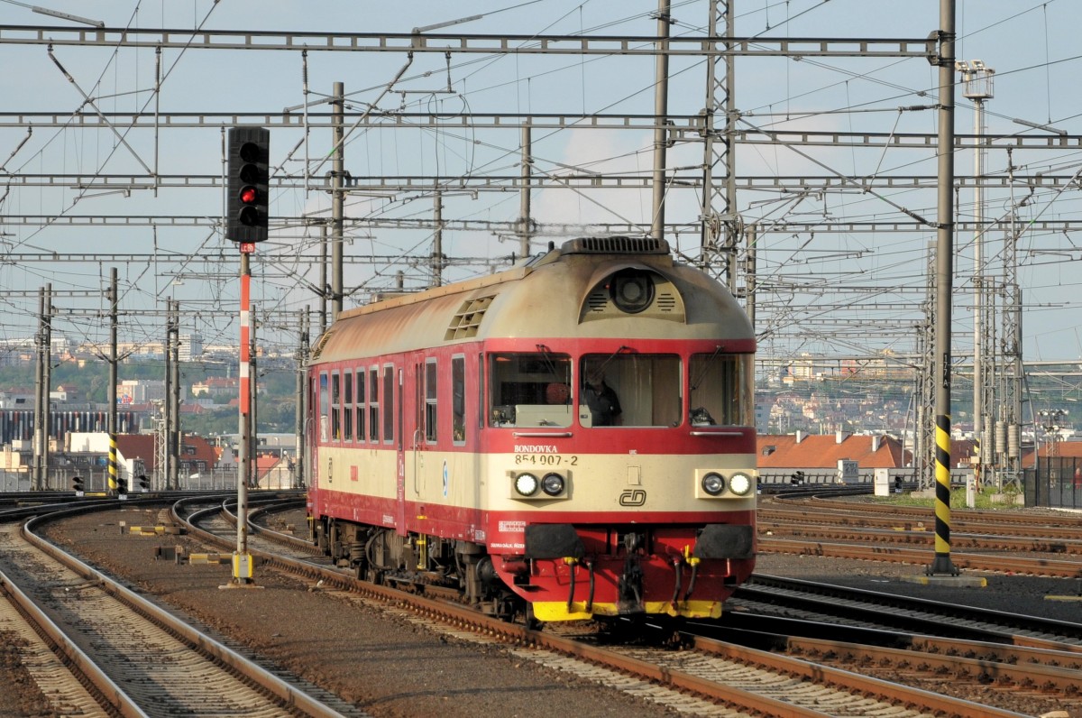 854 007 am 27.04.14 bei der Einfahrt Praha-Hlavní nádraží