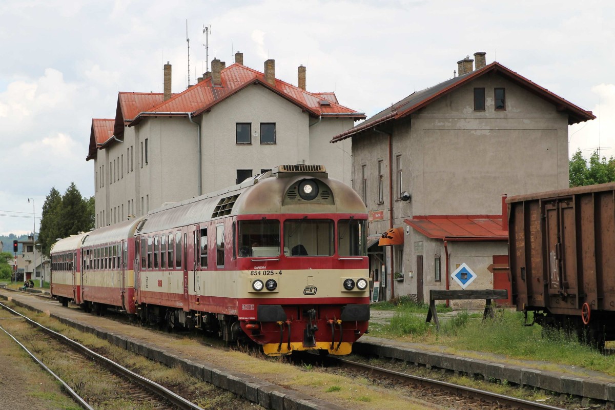 854 025-4 und zwei Beiwagens der BR 050 mit Os 4879 Jihlava-Třebíč auf Bahnhof Okříšky am 21-5-2013.