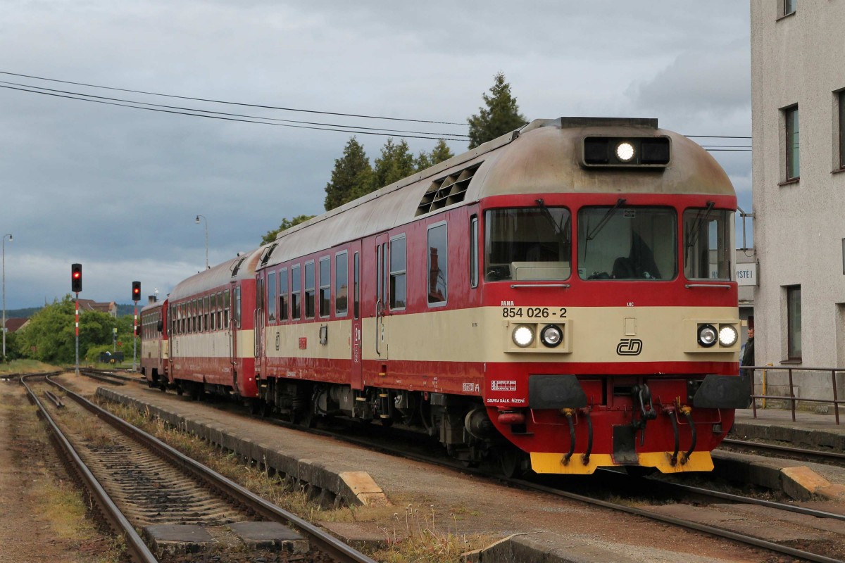 854 026-2, eine Beiwagen der BR 050 und die 810 123-0 mit Os 4819 Jihlava-Brno auf Bahnhof Okřky am 26-5-2013.