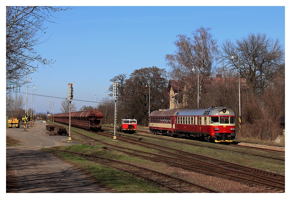 854 027-0 mit den MOs 9511 im Bf Měšice u Prahy nach Praha-Vršovice 20.03.2014
