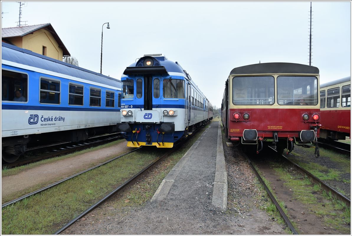 854 027-0 in Praha-Čakovice. (07.04.2017)