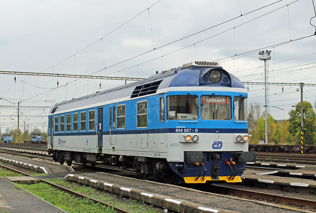 854 027 ist am 10.10.2017 als Os 9530 aus Praha-Vršovice in Mělník eingetroffen und setzt nun um, die Rückleistung in die Hauptstadt ist schon in 20 Minuten fällig