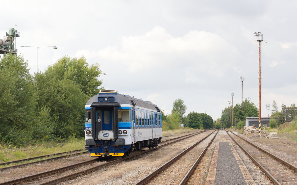 854 031 rangiert am 28.08.2021 im Bahnhof Středokluky, um wenig später mit Os 9783 Cyklohráček. Zlonice - Praha hl.n. vereinigt zu werden. 